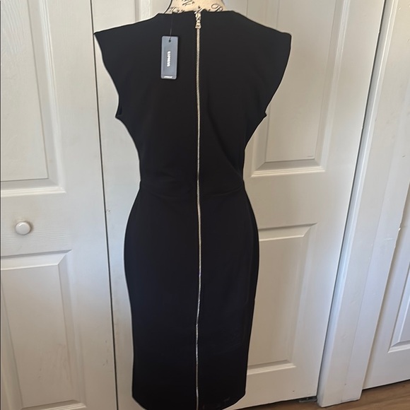 Elegant Black Sleeveless Dress - Picture 2 of 3